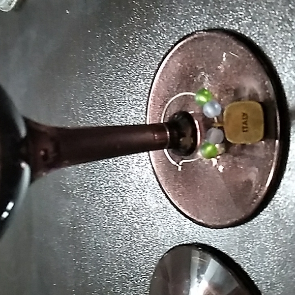 2 Purple wine glasses - Picture 2 of 3